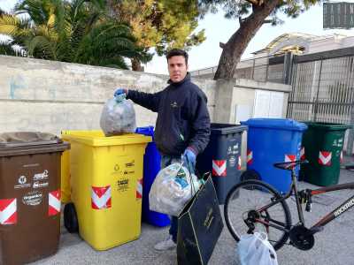 A Michele non resta ora che percorrere prima un viottolo che attraversa Lama Balice, poi strada rurale del Torrente, per giungere infine in via Napoli, l� dove pu� depositare i rifiuti nei cassonetti